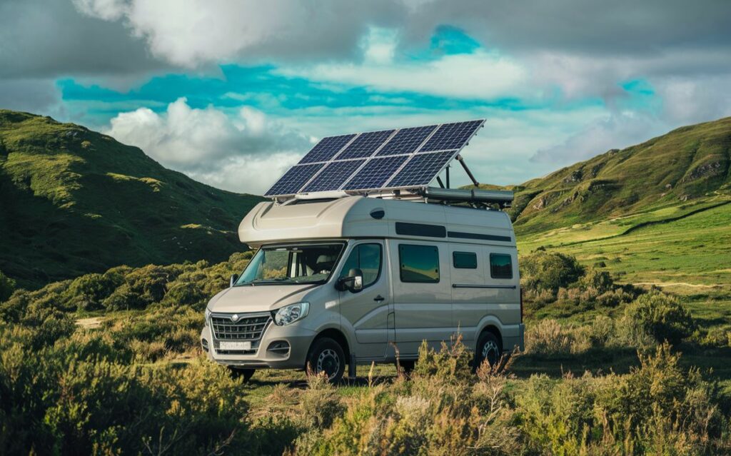 installation panneaux solaire camping car