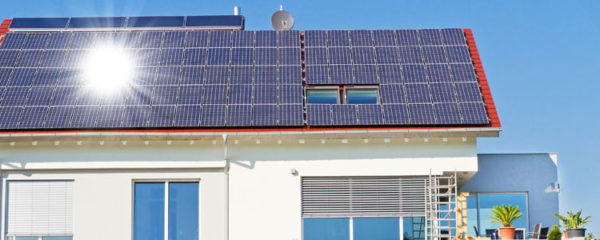 Maison autonome avec des panneaux photovoltaïques