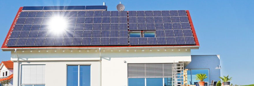 Maison autonome avec des panneaux photovoltaïques